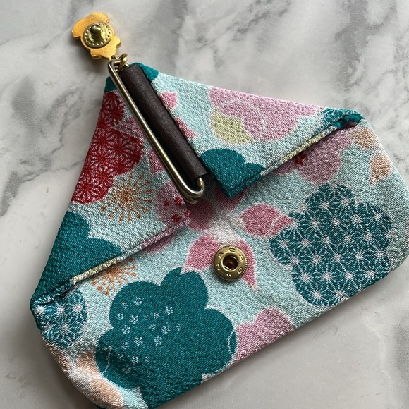 Chirimen Kimono triangle coin purse wallet from Japan - Picture 3 of 6